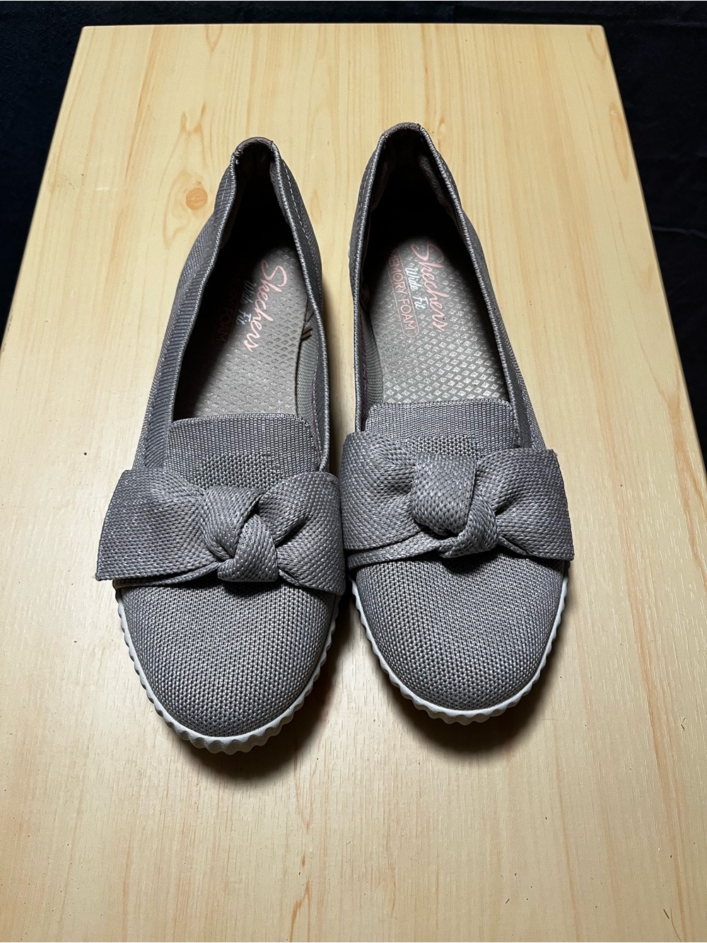 Skechers Slip On Size 9.5 Cleo Maya Light Grey Memory Foam Wide Fit Flats Shoes - Picture 2 of 11